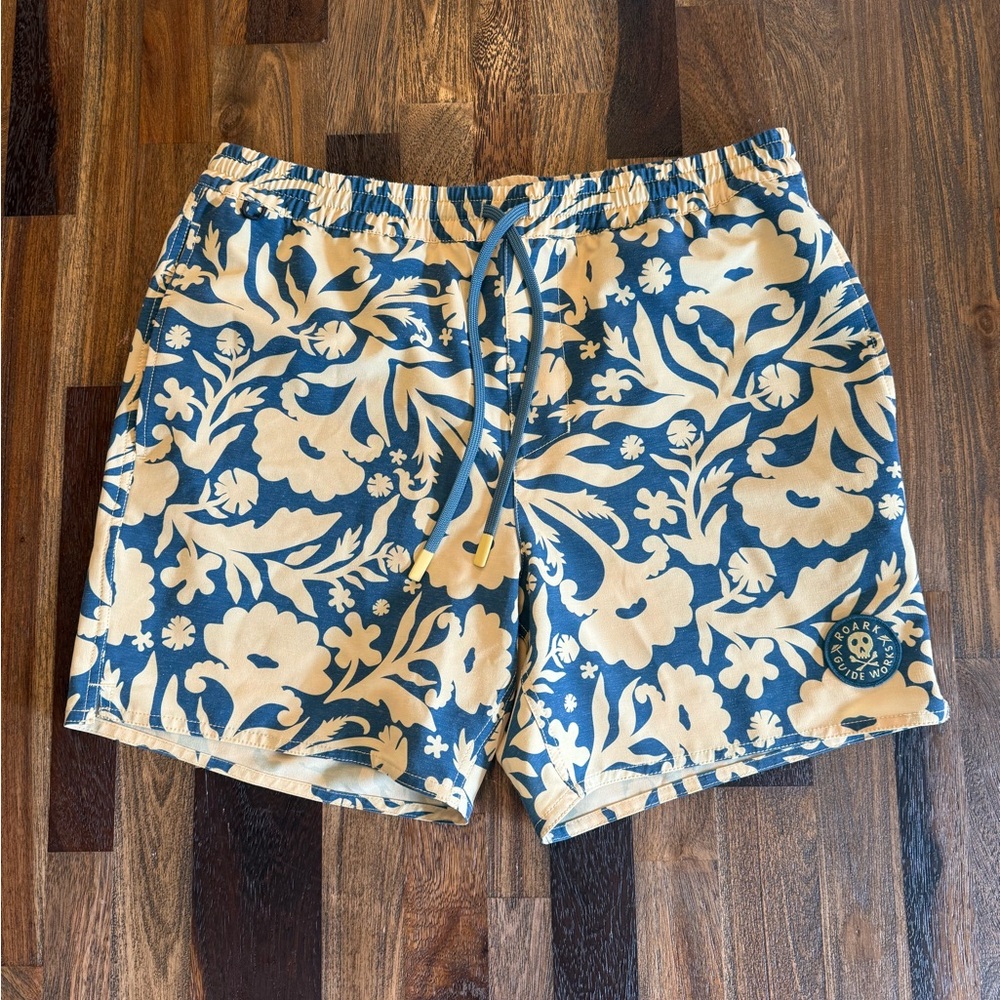 NWOT - Roark - Shorey Trunks - 16in - men’s - medium - Floral Blue and Cream